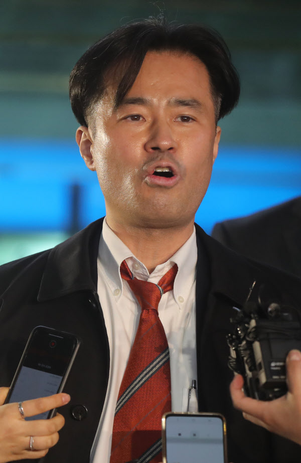 지난 26일 서울서부지법에 출석한 프리랜서 기자 김웅 /장련성 기자