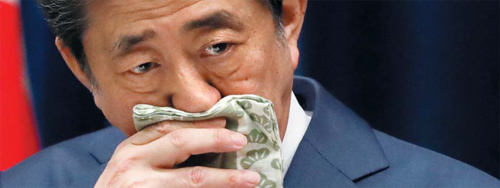 아베 신조(安倍晋三) 일본 총리가 28일 열린 기자회견에서 코로나 바이러스 감염증 확산 상황에 대해 설명하며 손수건으로 코를 닦고 있다. 아베 총리는 “일부 국가에서는 연일 수백 명 규모로 사망자 수가 증가하며 의료 붕괴라고 부를 만한 사태도 발생하고 있는데 이는 결코 강 건너 불이 아니다”라고 말했다.
