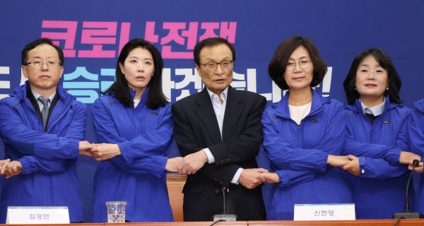 이해찬 더불어민주당 대표가 26일 서울 여의도 국회에서 더불어시민당 신현영 명지병원 가정의학과 교수, 권인숙 한국여성정책연구원 원장 등 비례후보들과 기념촬영을 하고 있다. /뉴시스