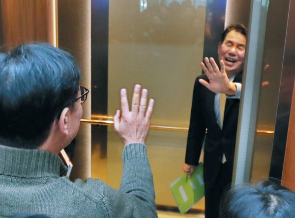 정은보 외교부 한·미 방위비분담협상 대사가 지난해 12월 19일 오후 외교부 청사에서 브리핑을 마친 뒤에도 취재진의 질문이 이어지자 손사래를 치며 엘리베이터를 타고 있는 모습. /연합뉴스
