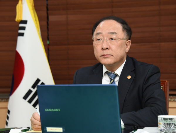지난달 31일 화상으로 열린 제2차 G20 특별 재무장관·중앙은행총재 회의에 참석한 홍남기 경제부총리/기획재정부