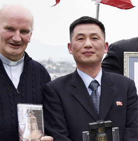 탈출 8개월전 잠적 8개월 전인 2018년 3월 이탈리아 베네토에서 열린 문화 행사에 참석한 조성길(오른쪽) 전 이탈리아 주재 북한 대사대리. 