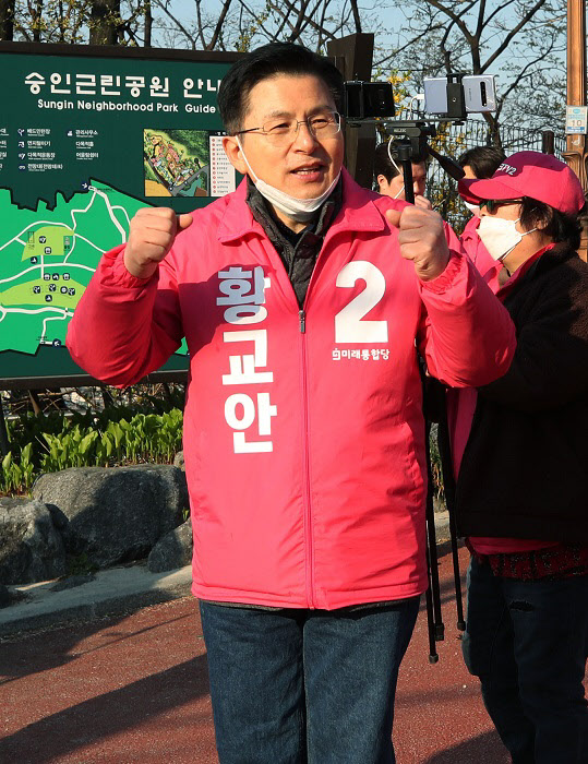 제21대 국회의원선거에서 서울 종로구에 출마한 미래통합당 황교안 후보가 지난 5일 오전 종로구 숭인근린공원에서 파이팅을 외치고 있다.