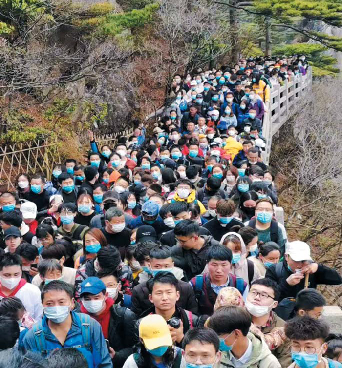 전세계에 다 퍼트려 놓고… 다시 북적이는 중국 - 지난 5일 중국 안후이성의 유명 관광지 황산(黃山)에 인파가 몰렸다. 황산 관리소가 코로나 확산을 의식해 하루 2만명으로 입장객을 제한했지만, 이날 새벽 4시부터 사람들이 줄을 섰다고 중국 관영 매체들은 전했다.
