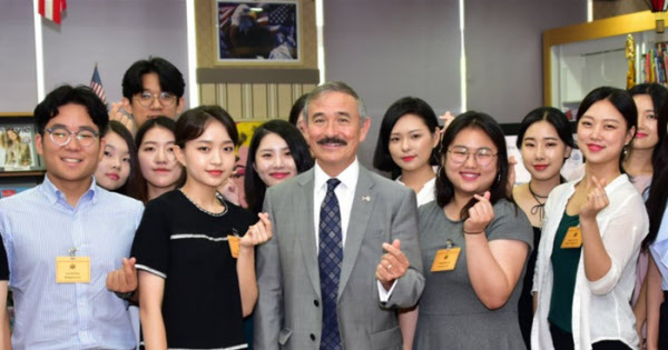 해리 해리스(가운데) 주한미국대사가 한국 학생들과 함께 손가락으로 '하트' 모양을 만들어 보이고 있다. /해리 해리스 대사 트위터