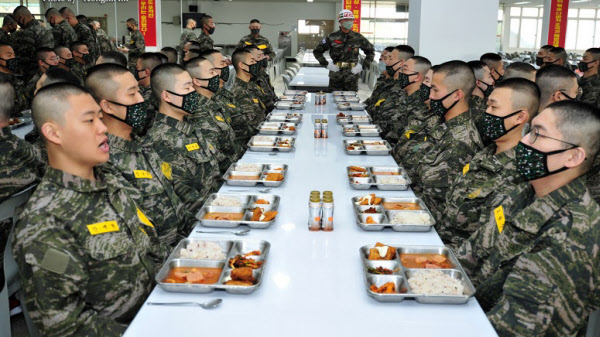 /해병대 공식 블로그 '날아라 마린보이'
포항 해병 1사단 훈련단에서 식사하기 위해 자리에 앉은 훈련병들.