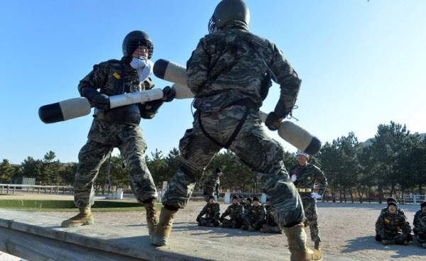 /해병대 공식 블로그 '날아라 마린보이'
1대1 격투봉 훈련.