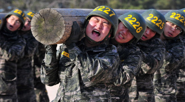 /해병대 공식 블로그 '날아라 마린보이'
해병대 목봉 체조.