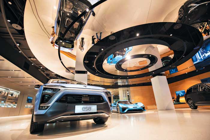 '중국의 테슬라'로 주목받고 있는 전기차 제조업체 니오(NIO)의 상하이 쇼룸에 전기차가 전시되어 있다.