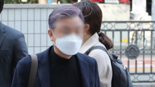 미공개 정보 이용 주식거래 혐의를 받는 신라젠의 이용한 전 대표이사가 16일 오전 영장실질심사를 받기 위해 서울 양천구 서울남부지법 법정으로 들어가고 있다. /연합뉴스