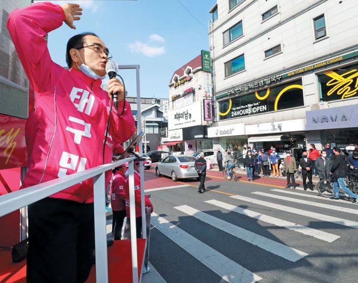 서울 강남갑에 출마한 미래통합당 태구민(태영호) 후보가 지난 9일 논현동에서 지지를 호소하고 있다. 아래 사진은 그가 16일 당선이 확정된 뒤 선거사무소에서 소감을 말하다 눈물을 흘리는 모습. 연합뉴스