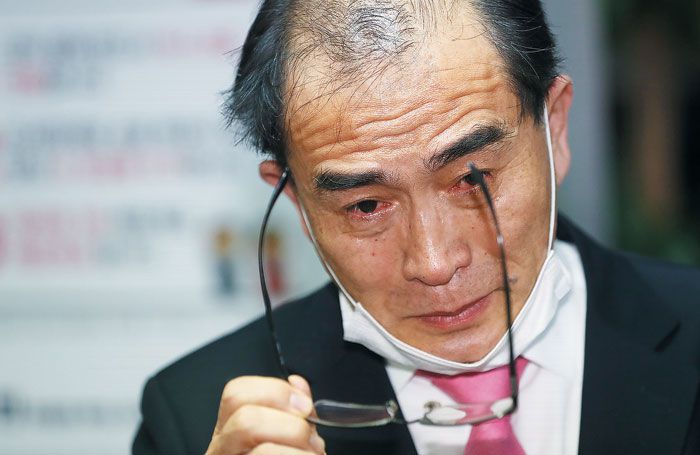 서울 강남갑에 출마한 미래통합당 태구민(태영호) 후보가 지난 9일 논현동에서 지지를 호소하고 있다. 아래 사진은 그가 16일 당선이 확정된 뒤 선거사무소에서 소감을 말하다 눈물을 흘리는 모습. 연합뉴스