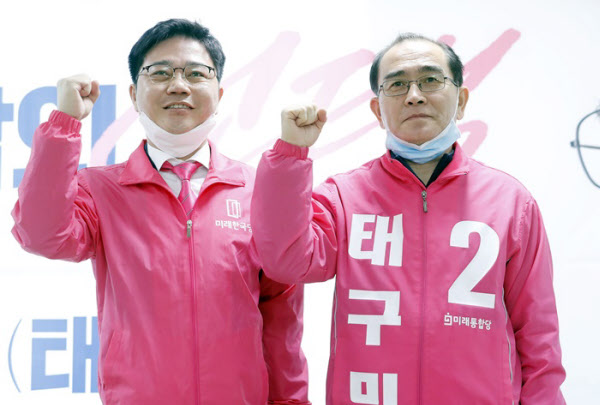 21대 총선 미래한국당 비례대표 지성호(왼쪽) 후보가 지난 10일 서울 강남갑 미래통합당 태구민 후보의 선거사무소를 방문해 포즈를 취하고 있다. /뉴시스