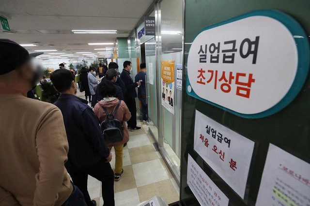 13일 고용노동부의 '고용행정통계로 본 3월 노동시장 동향'에 따르면 지난달 구직급여 지급액은 8천982억원으로, 작년 동월(6천397억원)보다 2천585억원(40.4%) 급증했다. 사진은 이날 서울 중구 고용복지플러스센터에서 진행된 설명회에 입장하는 실업급여 신청자들 /연합뉴스
