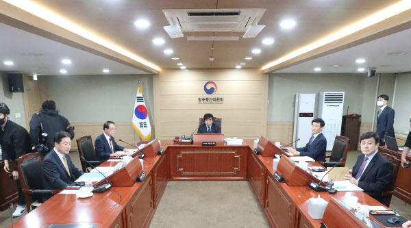 지난 20일 정부 과천청상에서 열린 방송통신위원회 전체회의에서 방통위 상임위원들이 TV조선 등 종편 채널 재승인 안건을 의결하고 있다.