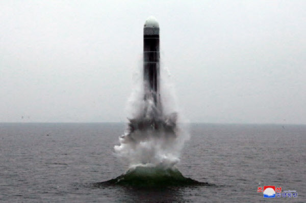 북한 국방과학원이 지난해 10월 강원도 원산만 수역에서 신형 잠수함발사탄도미사일(SLBM)인 '북극성-3형'에 대한 시험발사를 성공적으로 진행했다고 북한 관영 매체들이 보도했다./조선중앙통신