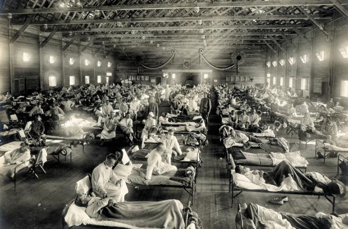100년前 스페인 독감 - 1918년 3월 미국 캔자스주의 미 육군 훈련소에서 스페인 독감에 걸린 병사들이 치료를 받고 있다. 스페인 독감은 1918년 봄 1차 유행, 그해 가을과 겨울 2차 유행, 이듬해 봄 3차 유행했다. 스페인 독감으로 5000만명이 숨졌는데 대다수가 2차 유행 때 목숨을 잃었다.