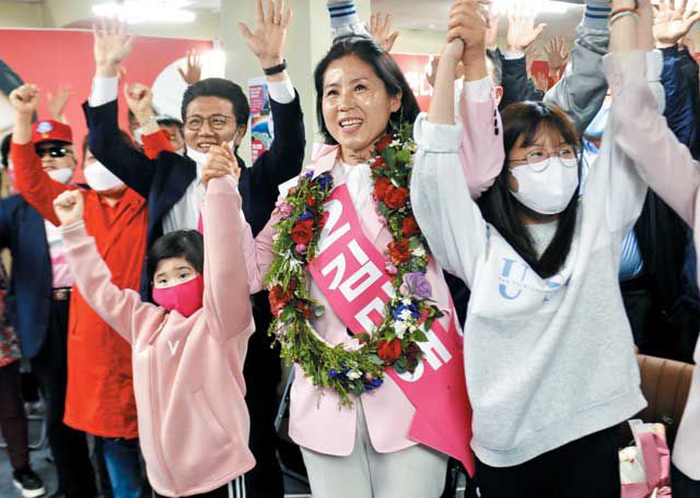 지난 15일 밤 총선 승리가 확정되자 지지자들과 환호하는 김미애 당선인. 김 당선인이 손을 잡은 왼쪽은 막내, 오른쪽은 둘째(큰언니의 딸)다.