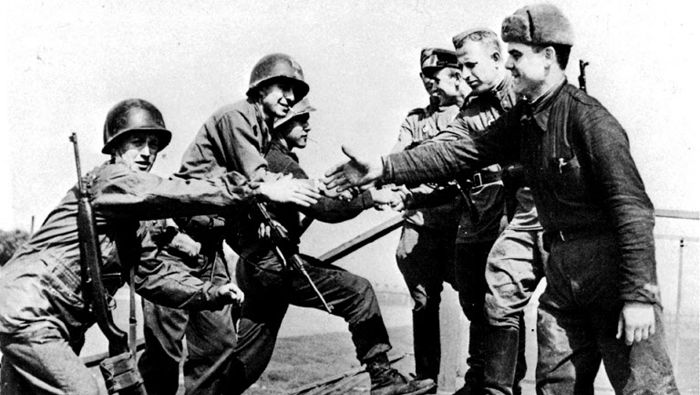 1945년 4월 미군(왼쪽)과 소련군이 독일 동부 토르가우에서 처음 만나 반갑게 악수하며 인사를 나누고 있다. 2차 대전 중 미 언론은 동맹인 소련군의 활동을 영웅적으로 묘사했으나, 종전 이후 냉전이 이어지면서 당시 소련군에 대한 인식은 비우호적으로 바뀐다. 