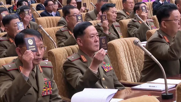 북한 최고인민회의가 지난 12일 평양 만수대의사당에서 열렸다. 북한이 코로나19를 완벽하게 통제하고 있다는 걸 과시하듯 이날 참석자 전원이 마스크를 착용하지 않았다./조선중앙TV