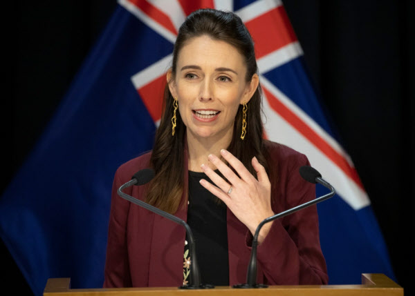 27일(현지 시각) 저신다 아던 뉴질랜드 총리가 자국 내에서 코로나 바이러스 감염증이 제거됐다고 선언하고 있다./AFP 연합뉴스