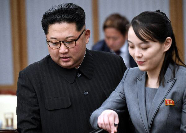 김여정(오른쪽)이 김정은과 함께 지난 2018년 4월 27일 남북 정상회담에 참석한 모습/한국공동사진기자단