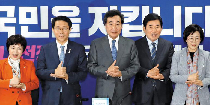 더불어민주당 이낙연(가운데) 코로나19 국난극복위원회 위원장과 참석자들이 29일 국회 간담회에서 의료진을 응원하는 '덕분에 챌린지'에 참여하고 있다.