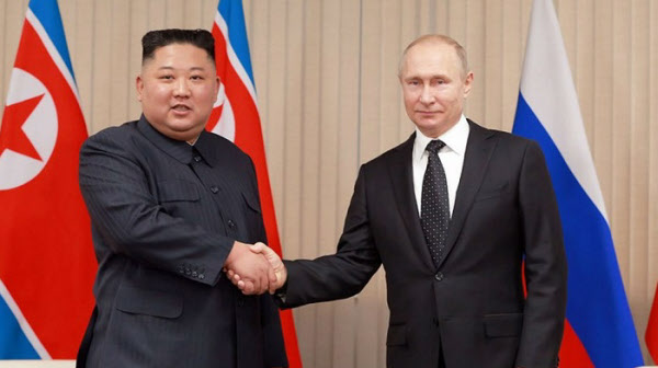 김정은 북한 국무위원장이 지난해 4월 러시아를 방문해 블라디미르 푸틴 러시아 대통령과 만나 악수하고 있다./조선중앙통신