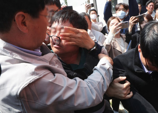 이천 물류창고 시공사 대표가 체육관을 떠나려 하자 유가족들이 거칠게 항의하고 있다. /연합뉴스