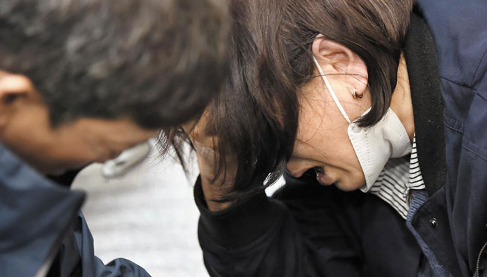 30일 경기도 이천시 모가면 물류창고 화재 현장 인근 실내체육관에 마련된 피해 가족 휴게실에서 한 유가족이 오열하고 있다.