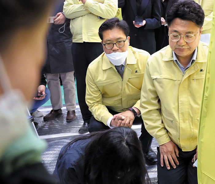 30일 오전 경기도 이천시 모가면 모가실내체육관에 마련된 피해 가족 대기실에서 엄태준(오른쪽) 이천시장이 무릎을 꿇고 유가족에게 사죄하고 있다.