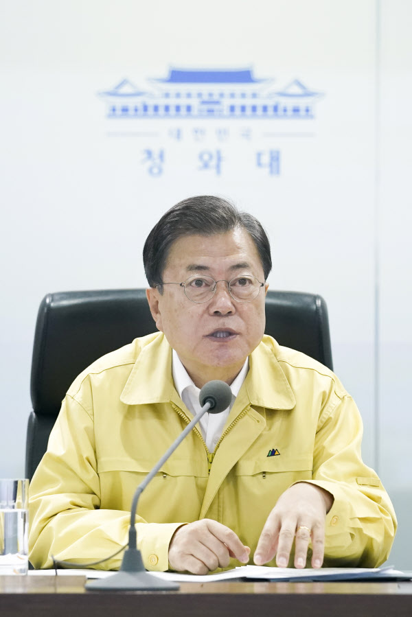 문재인 대통령이 지난 30일 오전 국가위기관리센터에서 이천 물류창고 공사 현장 화재 관련 긴급상황보고를 받은 후 관련 내용을 지시하고 있다./청와대 제공