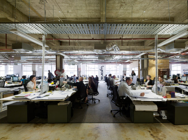 Open plan office / Wikimedia where all employees work in a partitionless space