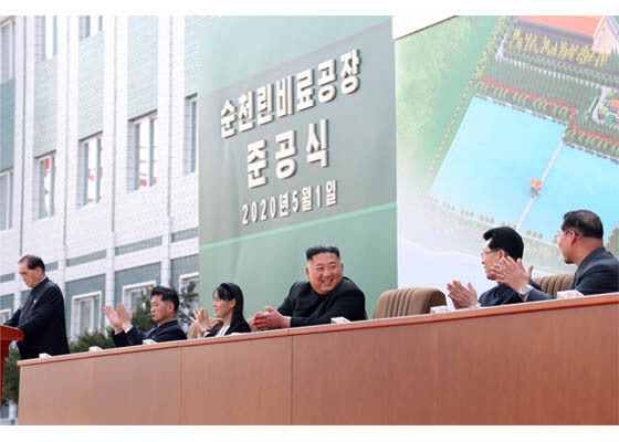 지난 20일 동안 모습을 보이지 않았던 북한 김정은 국무위원장이 1일 평안남도 순천에 있는 인비료공장 준공식에 참석했다. 김 위원장 오른쪽에는 여동생 김여정 제1부부장이 앉아있다./연합뉴스