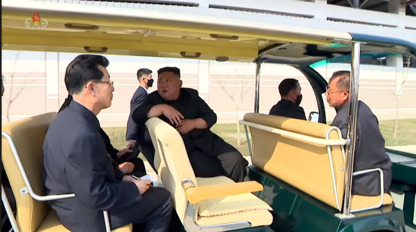 북한 김정은 국무위원장이 노란색 좌석으로 돼 있는 녹색 카트에 앉아있다. /연합뉴스