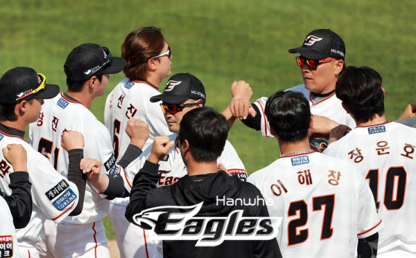 Hanwha, who was slow with 2 draws and 4 losses in practice game, should try to change the mood with the opening. / Hanwha Eagles