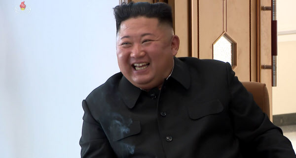 북한 조선중앙TV가 2일 김정은 국무위원장이 평안남도 순천에 있는 인비료공장 준공식에 참석했다고 보도하고 있다./뉴시스