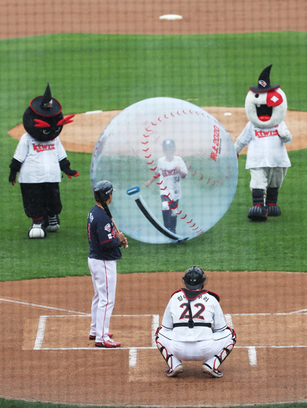 At the KT and Lotte game held at Suwon KT Wiz Park in Gyeonggi-do on the opening day of the 2020 professional baseball game, Iraon-gun, the founder, walks into big baseball and walks from the mound to the plate. from home./Yonhap News