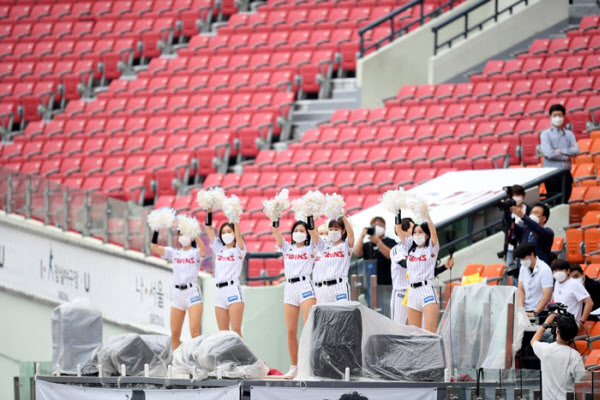 LG cheerleaders are cheering behind the empty spectators at Jamsil Stadium on Day 5 of the Doosan game and LG's 2020 professional baseball opening game.