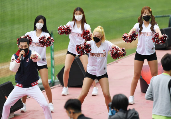 SK's animation teams are cheering on the broadcast camera at SK Happy Dream Stadium in Incheon on Day 5, when the inaugural 2020 professional baseball season Hanwha and SK was celebrated.