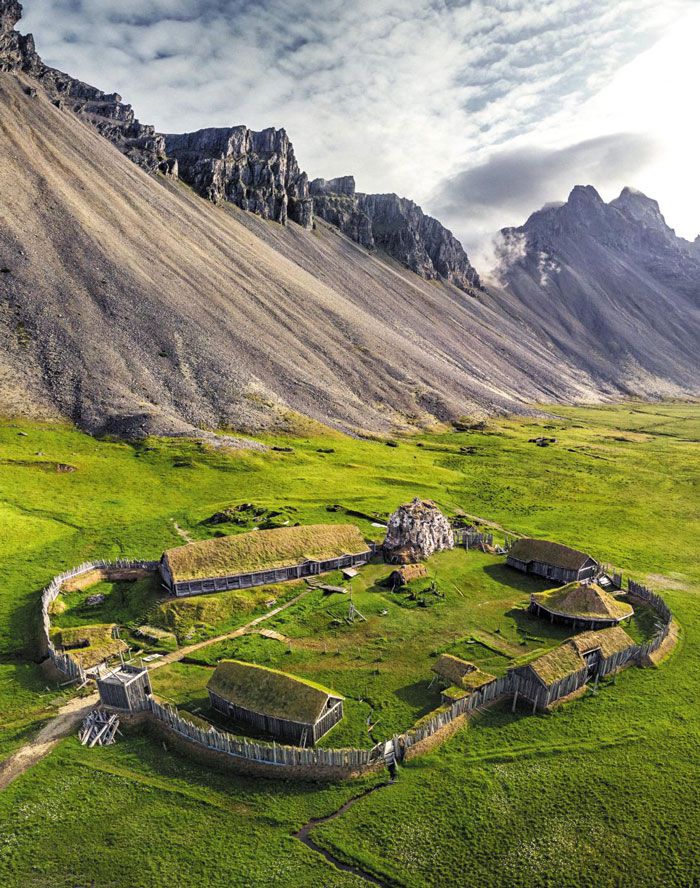 아이슬란드 동남부 베스트라혼(Vestrahorn)산 부근의 스톡스네스(Stokksnes) 반도에 복원한 고대 바이킹 마을.