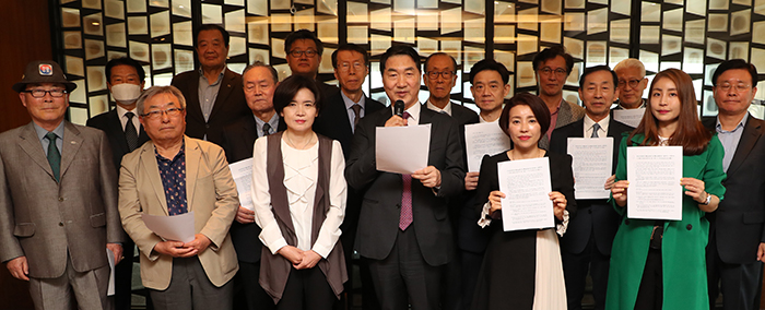 6일 오전 11시 서울 중구 한국프레스센터에서 ‘헌법을 생각하는 변호사 모임’ 등 10개 단체 대표들이 ‘자유민주주의 통일교육 시행을 촉구하는 공동성명’을 발표하고 있다.