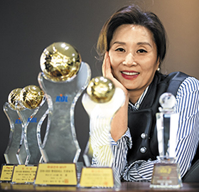 이미수씨가 두 아들이 받은 프로농구 트로피 앞에서 미소 지었다. “1남 4녀 형제 중 저만 연애결혼을 했더니 인생이 농구 드라마네요.”