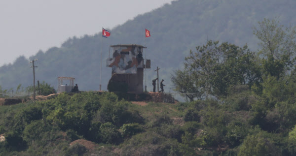 지난 6일 경기 파주 임진강 비무장지대(DMZ)의 북한군 초소에서 남측을 관측하던 북한군 병사들이 이동하고 있다. /이진한 기자