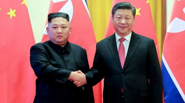 시진핑 중국 국가주석이 지난해 6월 방북해 김정은 북한 국무위원장을 만나 악수하고 있다/노동신문