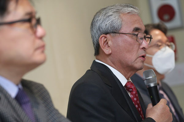 Professor Young-hoon Lee, a former professor at Seoul National University (center), at a press conference published on 11, 'Struggle with anti-Japanese racialism.' / Yonhap News