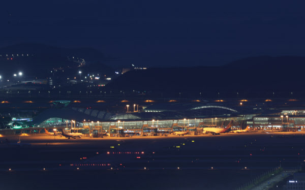 인천시 중구 백운산 정상에서 바라본 인천국제공항 제1터미널이 코로나19 탓에 고요한 모습이다./ 장련성 기자