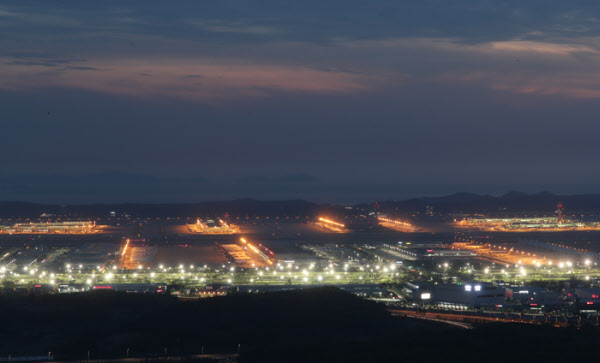 7일 오후 인천시 중구 백운산 정상에서 바라본 인천국제공항이 코로나19 탓에 고요한 모습이다./ 장련성 기자