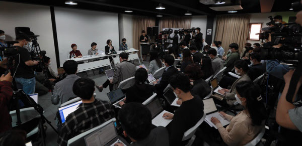 이나영 정의기억연대 이사장 등이 지난 11일 오전 서울 마포구 인권재단 사람에서 열린 후원금 논란 관련 기자회견에서 입장을 밝히고 있다. /연합뉴스