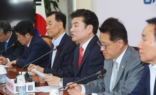 미래한국당 원유철(왼쪽 네 번째) 대표가 12일 국회에서 열린 최고위원회의에서 발언하고 있다. /연합뉴스